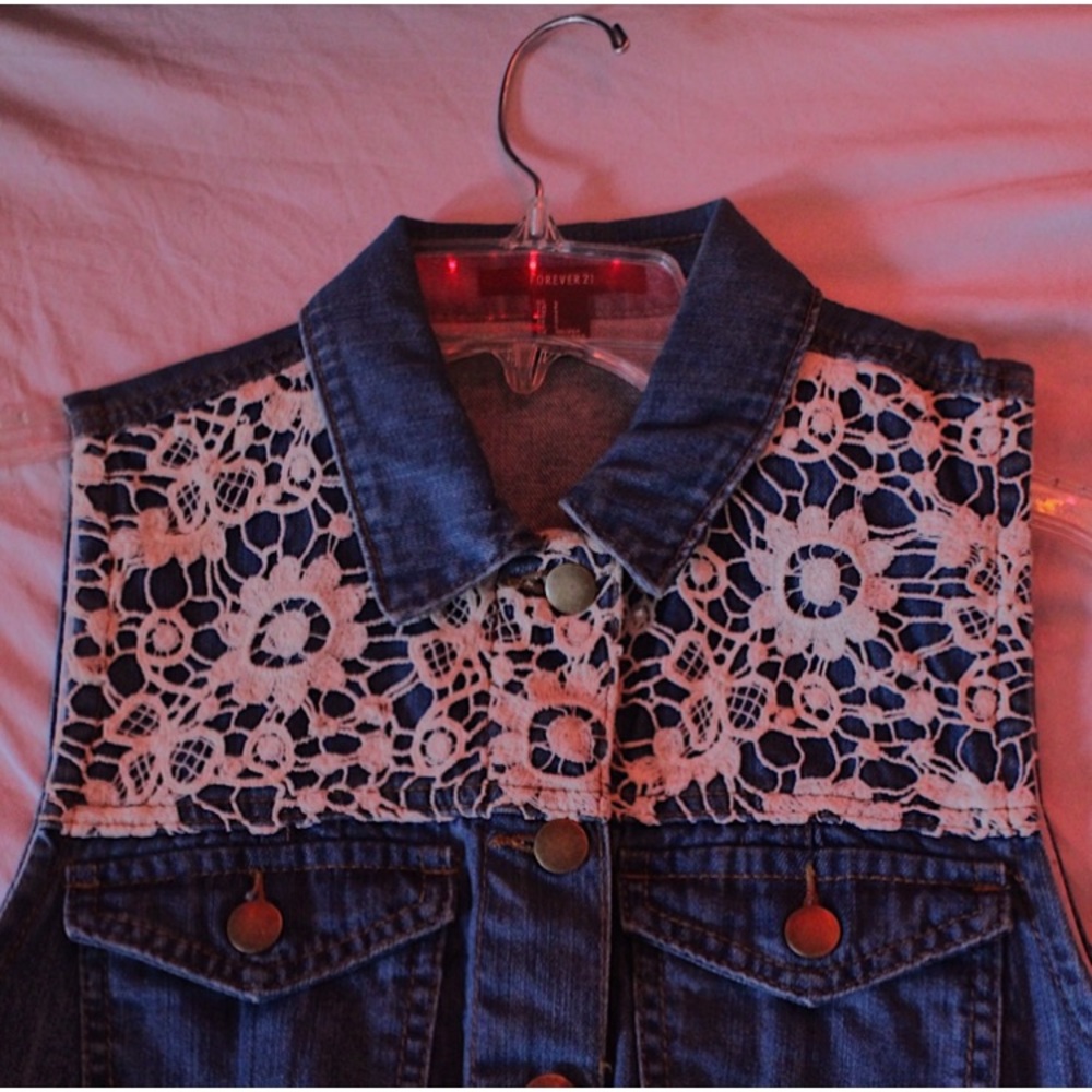 Forever21 NWOT Embroidered Denim Vest 🦋